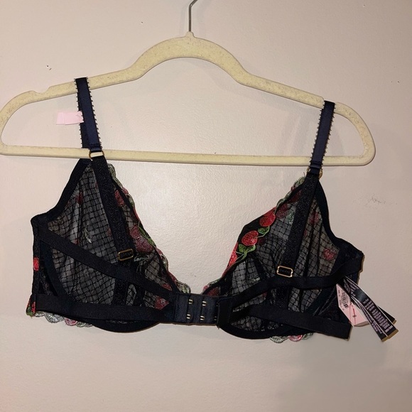 Victoria's Secret Black and Red Floral Underwire Bra - Picture 2 of 3